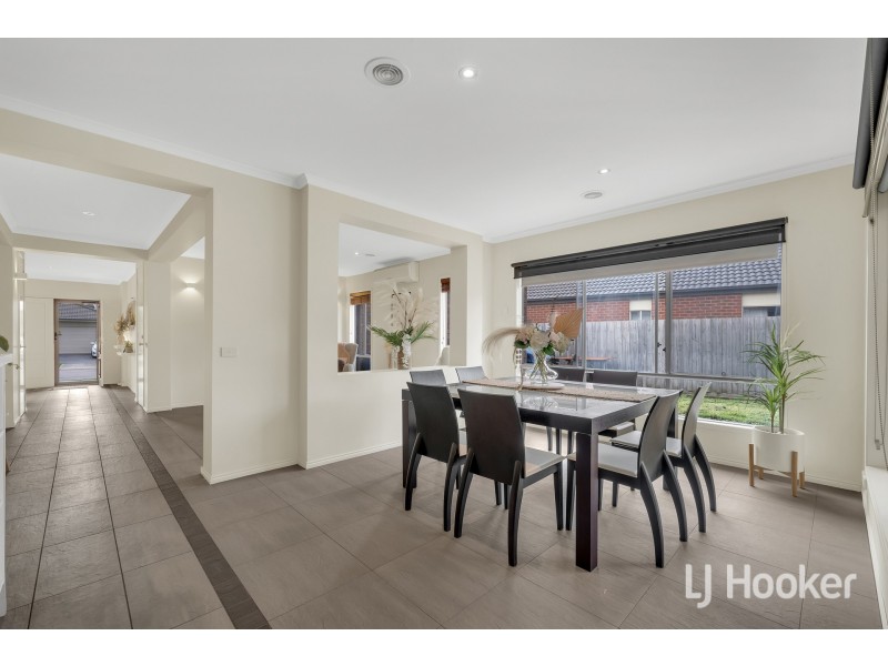 11 Charlwood Close, Lynbrook VIC 3975