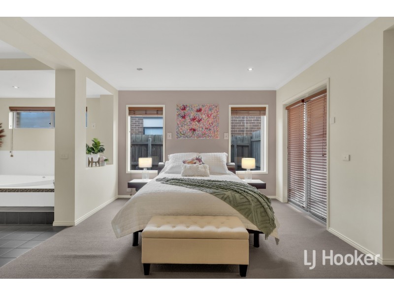 11 Charlwood Close, Lynbrook VIC 3975