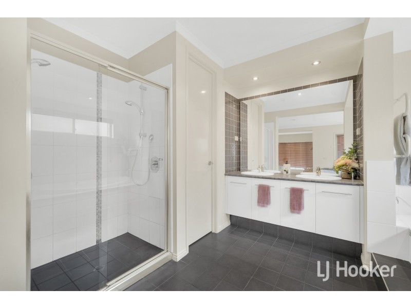 11 Charlwood Close, Lynbrook VIC 3975