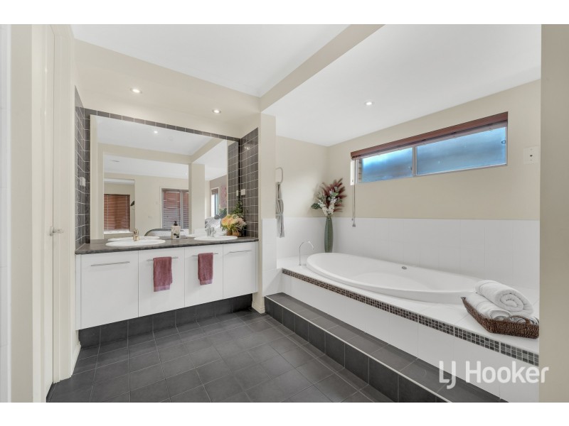 11 Charlwood Close, Lynbrook VIC 3975