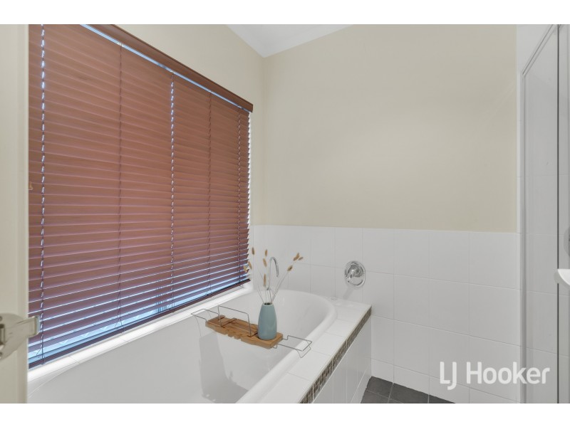 11 Charlwood Close, Lynbrook VIC 3975