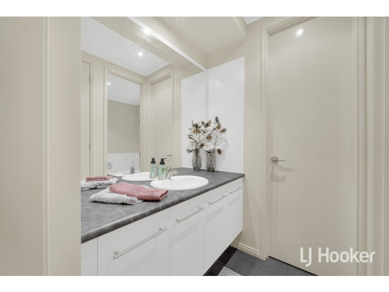 11 Charlwood Close, Lynbrook VIC 3975