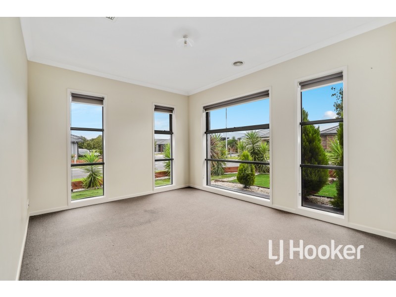 34 St Clair Avenue, Cranbourne West VIC 3977