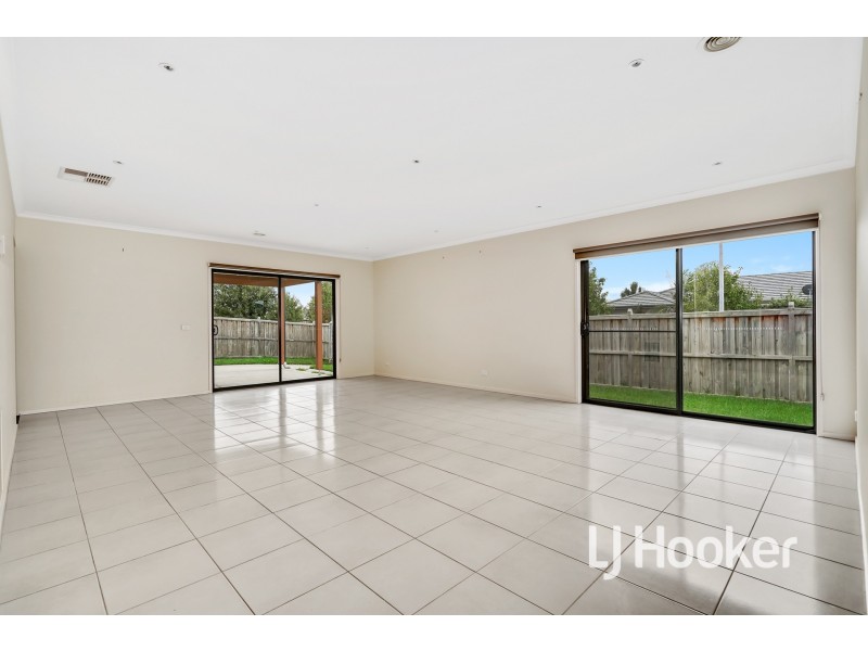 34 St Clair Avenue, Cranbourne West VIC 3977