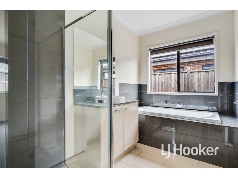 34 St Clair Avenue, Cranbourne West VIC 3977