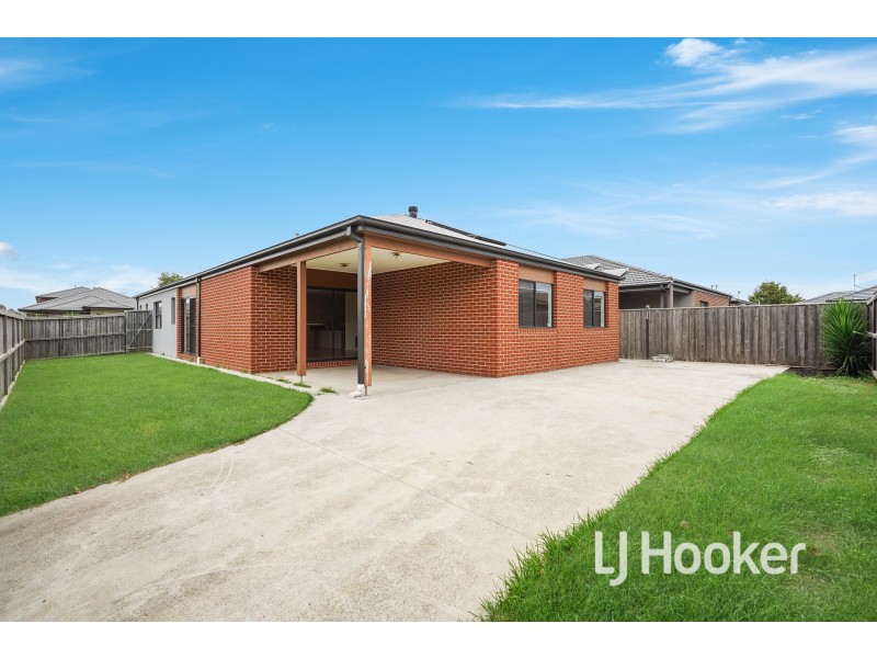 34 St Clair Avenue, Cranbourne West VIC 3977