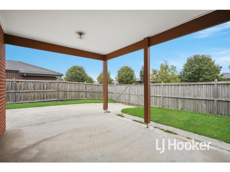 34 St Clair Avenue, Cranbourne West VIC 3977