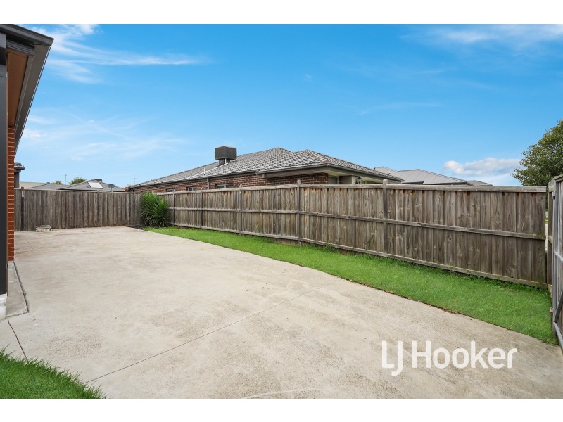 34 St Clair Avenue, Cranbourne West VIC 3977