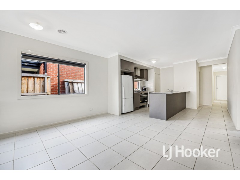 16 Flanker Way, Clyde VIC 3978