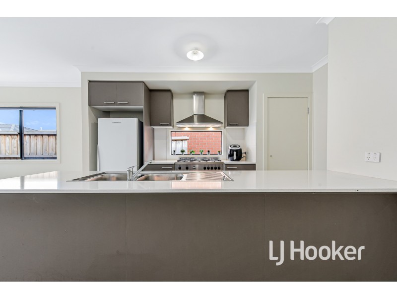 16 Flanker Way, Clyde VIC 3978