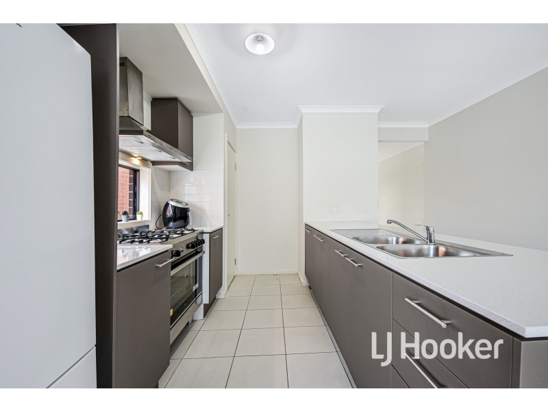16 Flanker Way, Clyde VIC 3978