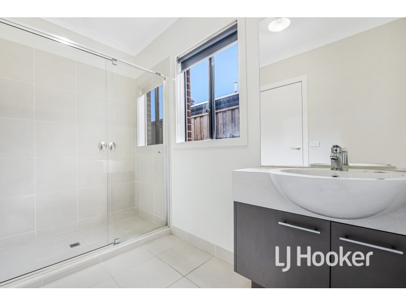 16 Flanker Way, Clyde VIC 3978