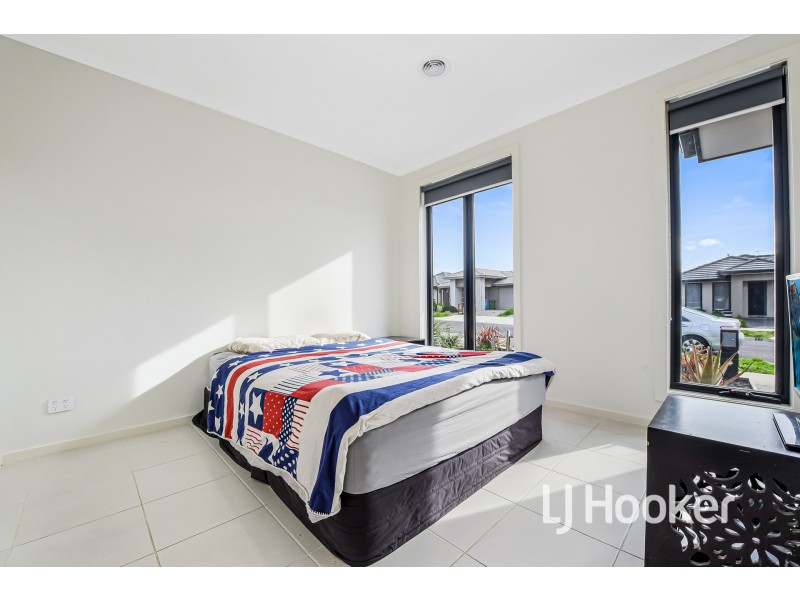 16 Flanker Way, Clyde VIC 3978