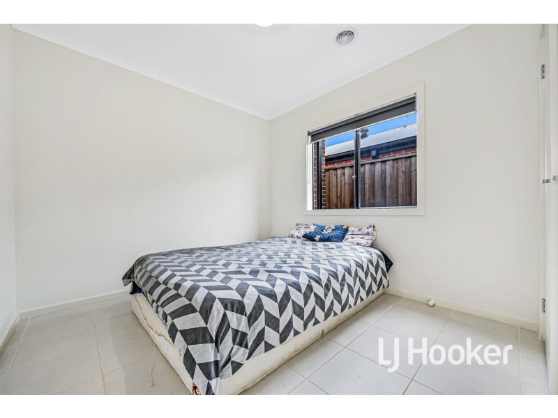 16 Flanker Way, Clyde VIC 3978