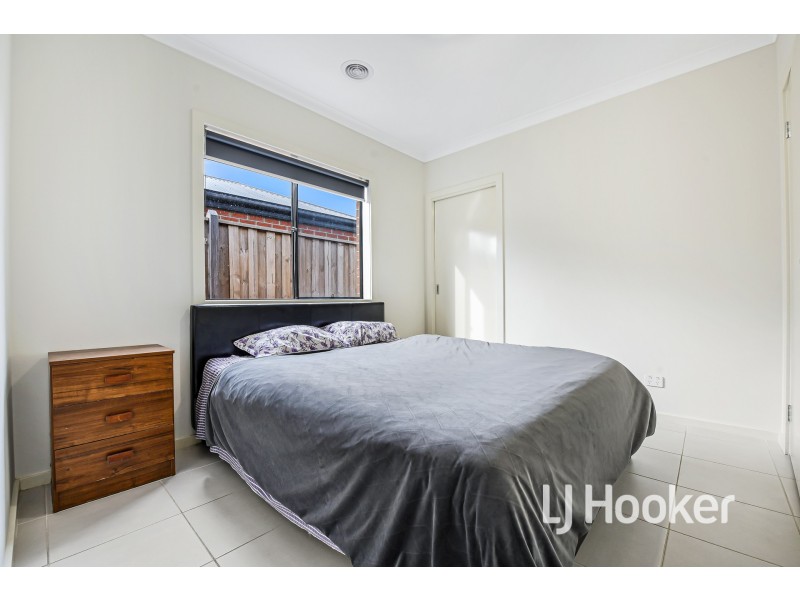 16 Flanker Way, Clyde VIC 3978