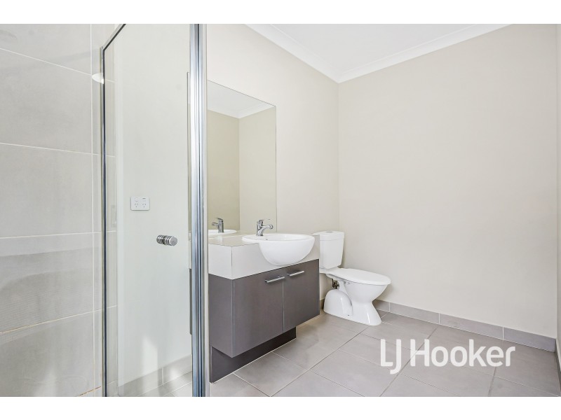 16 Flanker Way, Clyde VIC 3978