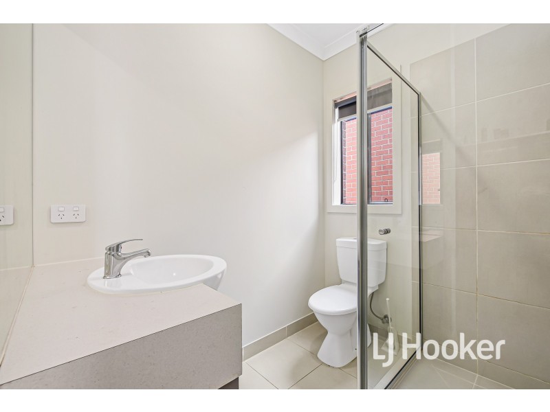 16 Flanker Way, Clyde VIC 3978