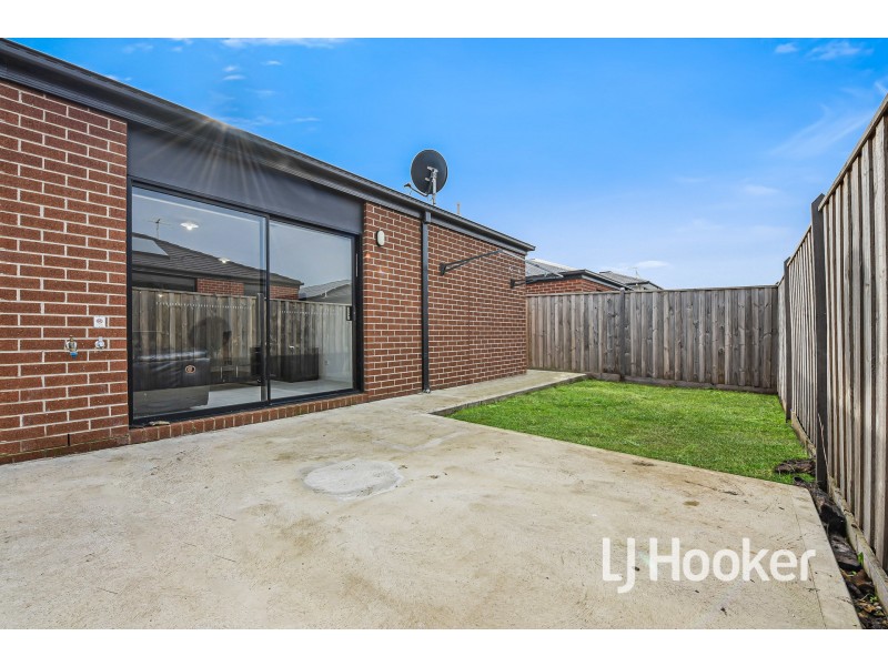 16 Flanker Way, Clyde VIC 3978