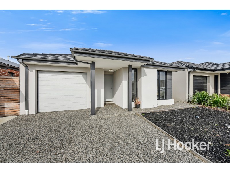 16 Flanker Way, Clyde VIC 3978