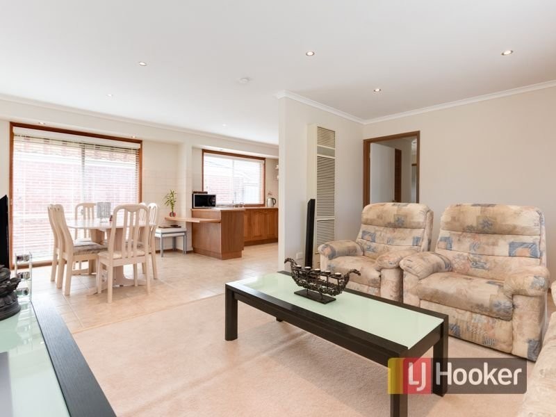 1/8 Leopold Crescent, Hampton Park VIC 3976