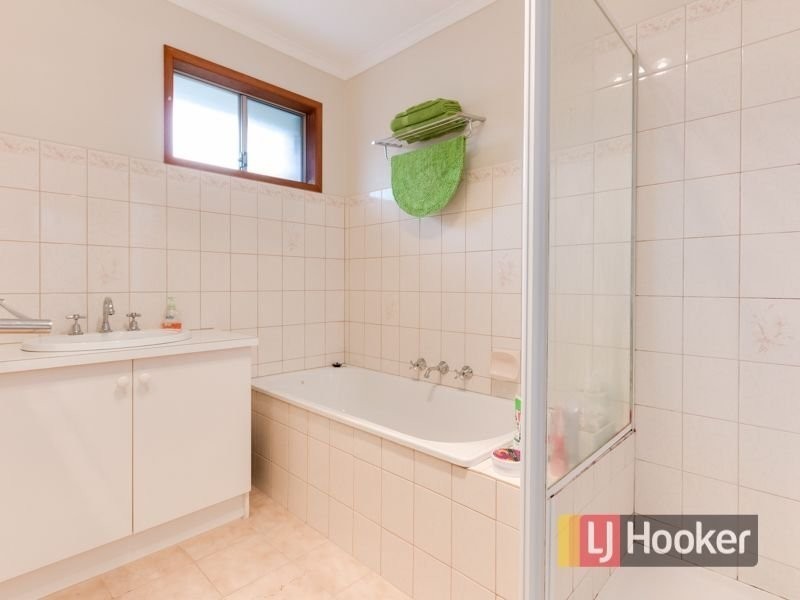 1/8 Leopold Crescent, Hampton Park VIC 3976