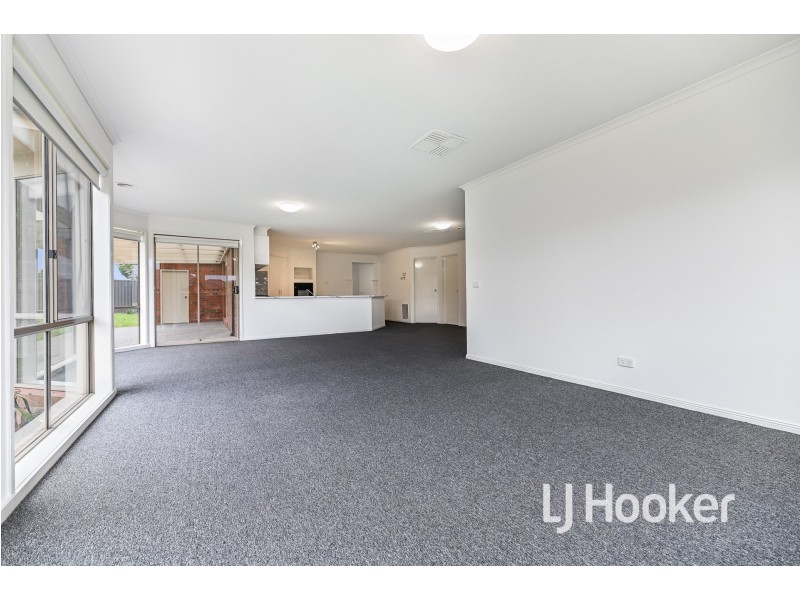 16 Langbourne Drive, Narre Warren South VIC 3805