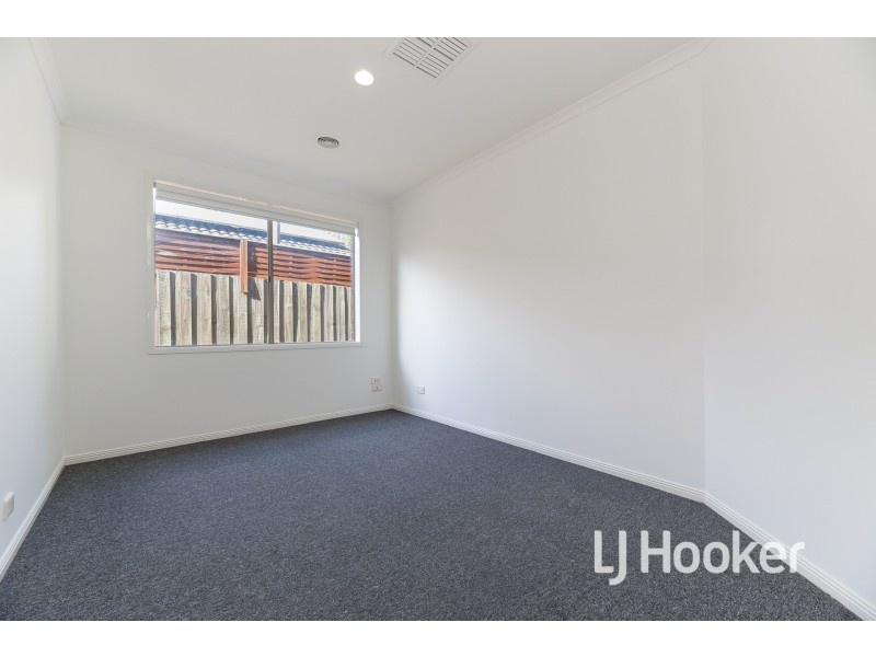 16 Langbourne Drive, Narre Warren South VIC 3805