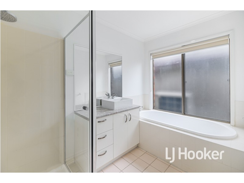 16 Langbourne Drive, Narre Warren South VIC 3805