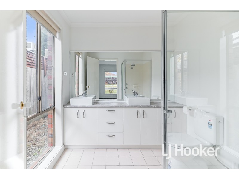 16 Langbourne Drive, Narre Warren South VIC 3805