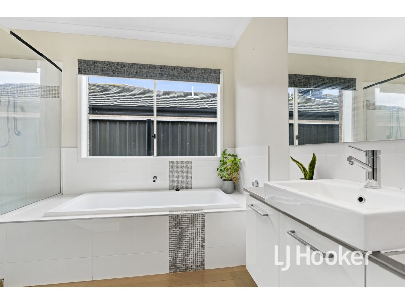 9 Flemington Way, Clyde North VIC 3978