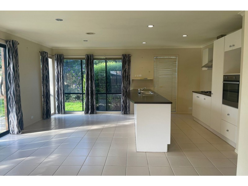 42 Paterson Drive, Lynbrook VIC 3975