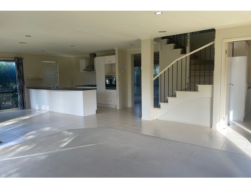 42 Paterson Drive, Lynbrook VIC 3975