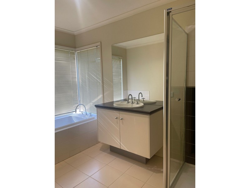 42 Paterson Drive, Lynbrook VIC 3975