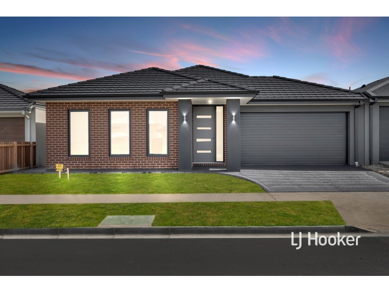 14 Langwarrin Crescent, Clyde North VIC 3978