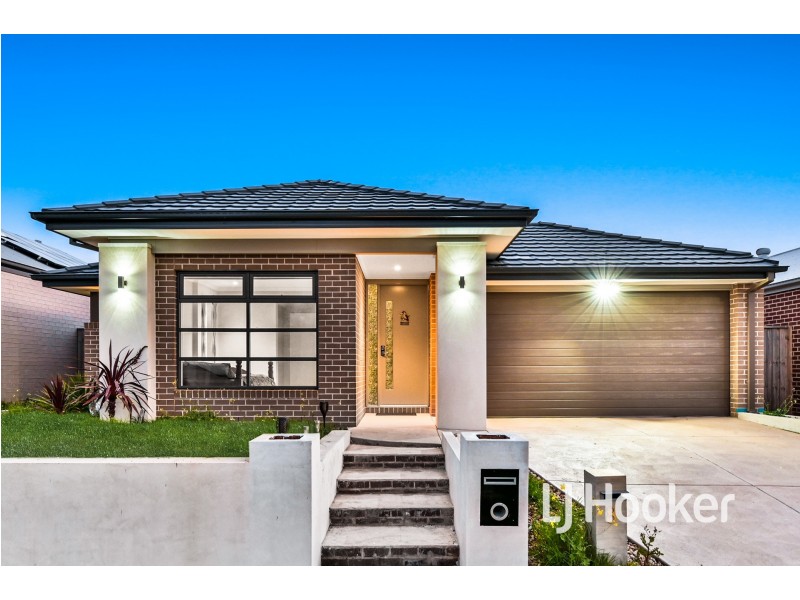 8 Savage Way, Clyde North VIC 3978