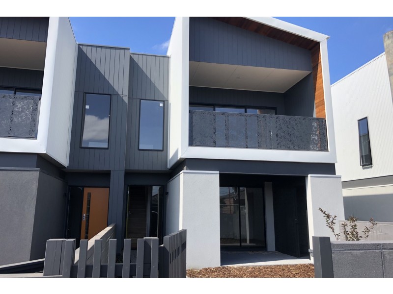 34 Spirit Boulevard, Cranbourne East VIC 3977