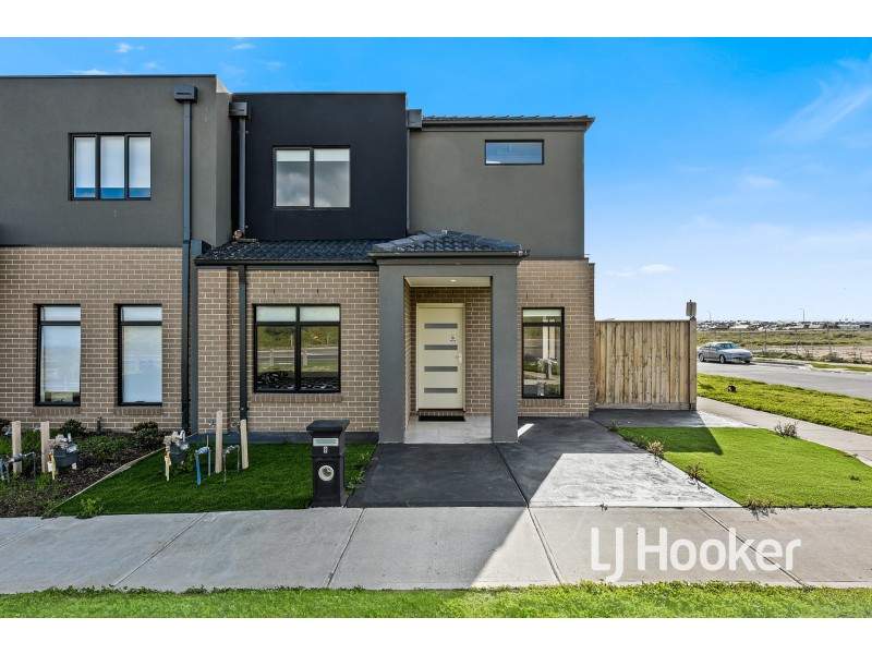 8 Stonethwaite Lane, Clyde North VIC 3978