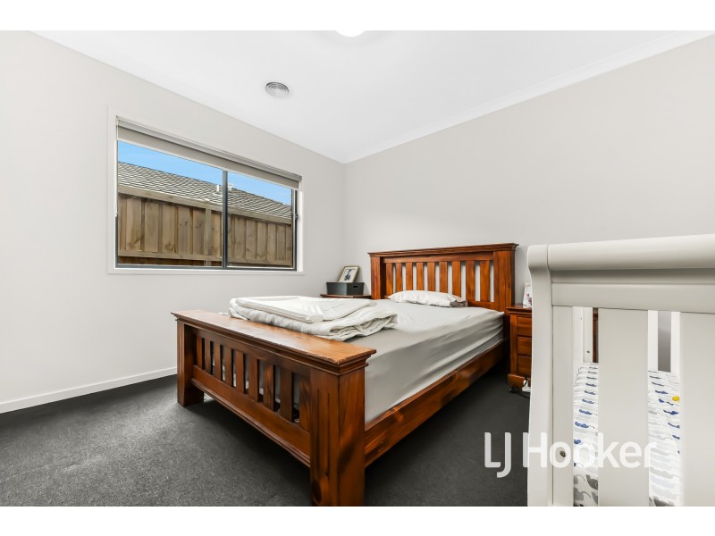 12 Curzon Street, Clyde North VIC 3978