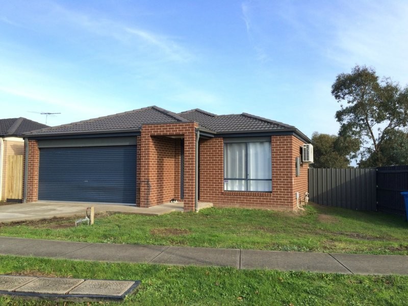 19 Calais Circuit, Cranbourne West VIC 3977