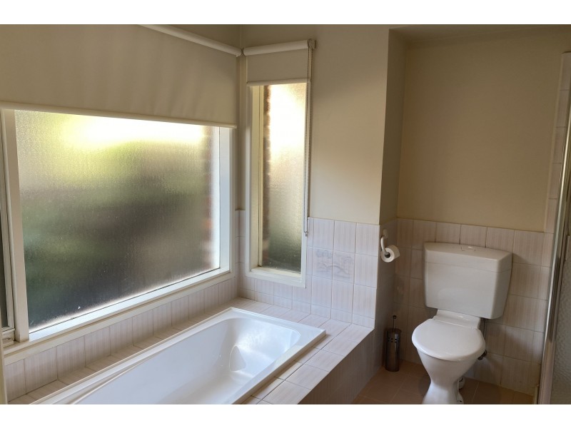 9 Malanda Court, Berwick VIC 3806