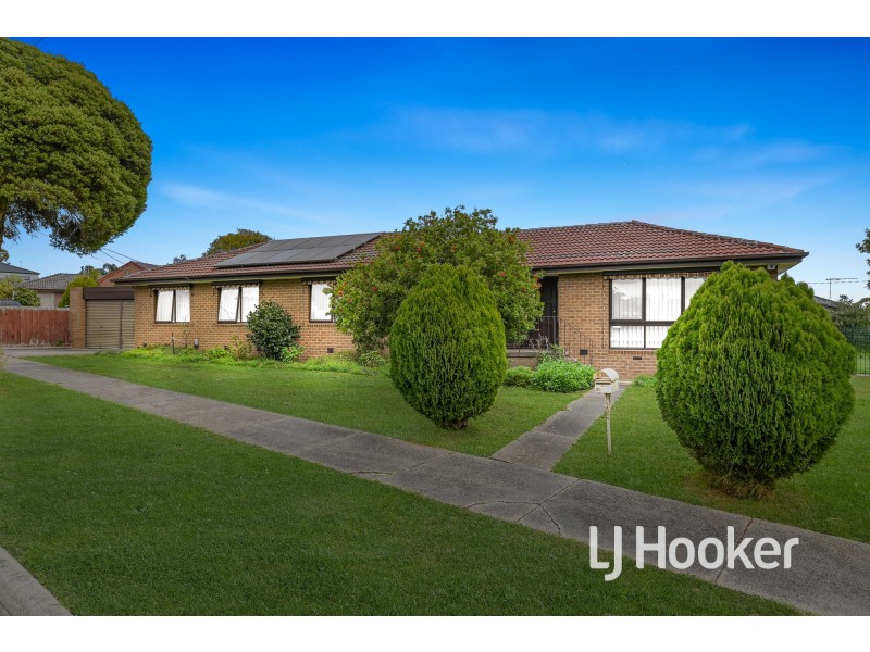 9 Lamont Crescent, Cranbourne VIC 3977
