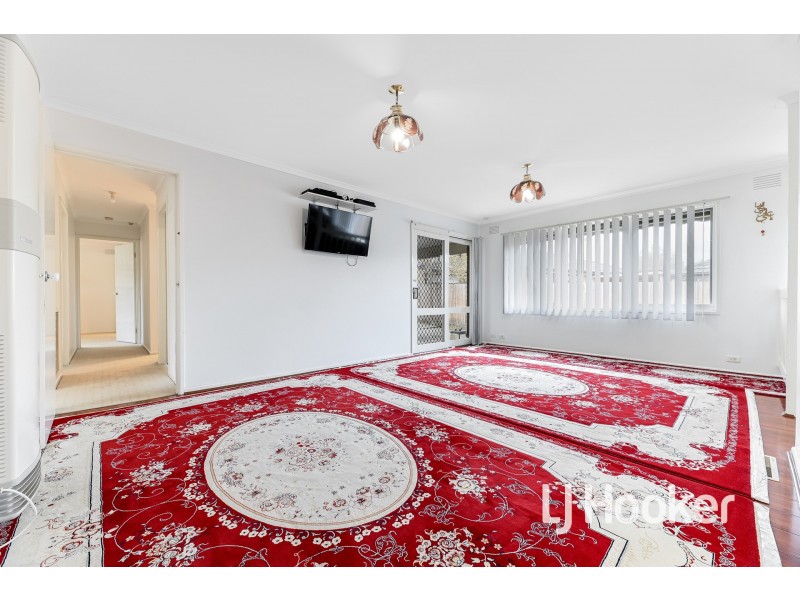 9 Lamont Crescent, Cranbourne VIC 3977