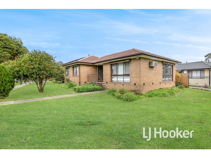9 Lamont Crescent, Cranbourne VIC 3977