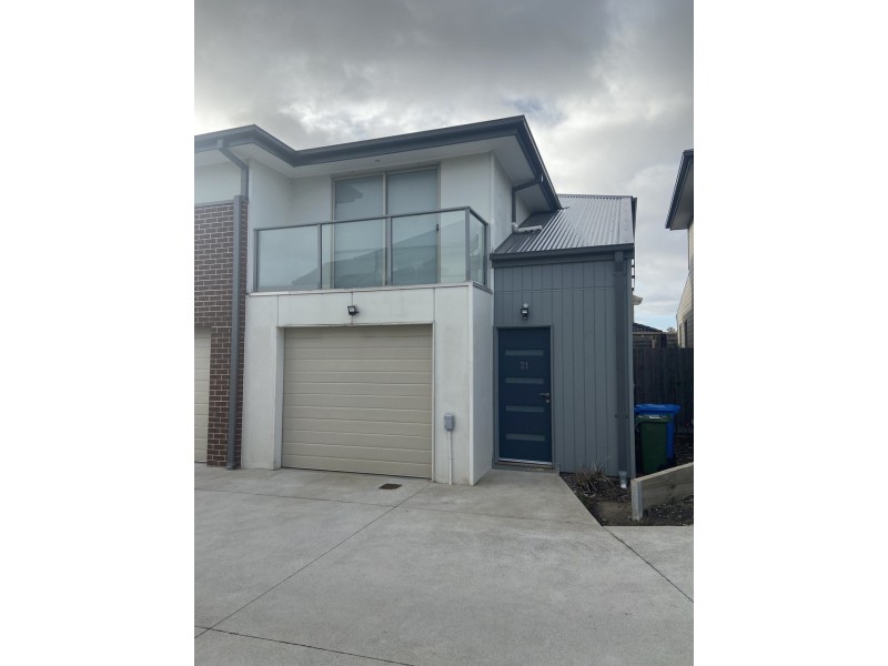 21 Sunshine Court, Hampton Park VIC 3976