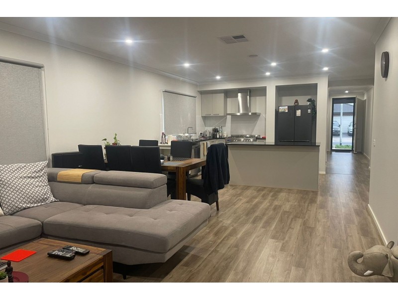 10 Sutil Drive, Clyde North VIC 3978