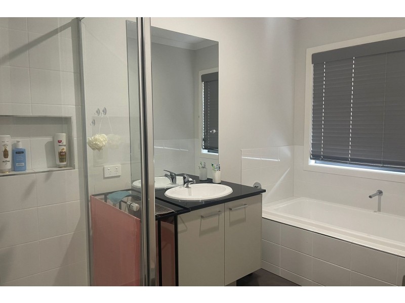 10 Sutil Drive, Clyde North VIC 3978