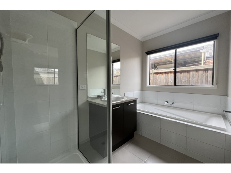 58 Abbeyard Drive, Clyde VIC 3978