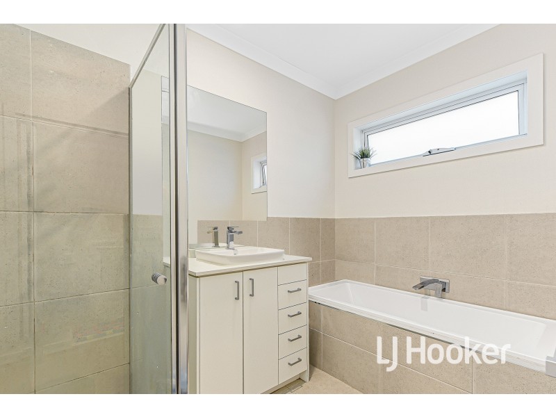 7 Hendrix Street, Cranbourne East VIC 3977