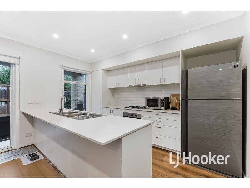 7 Hendrix Street, Cranbourne East VIC 3977