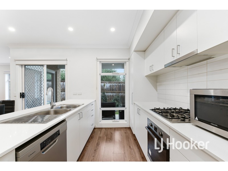 7 Hendrix Street, Cranbourne East VIC 3977